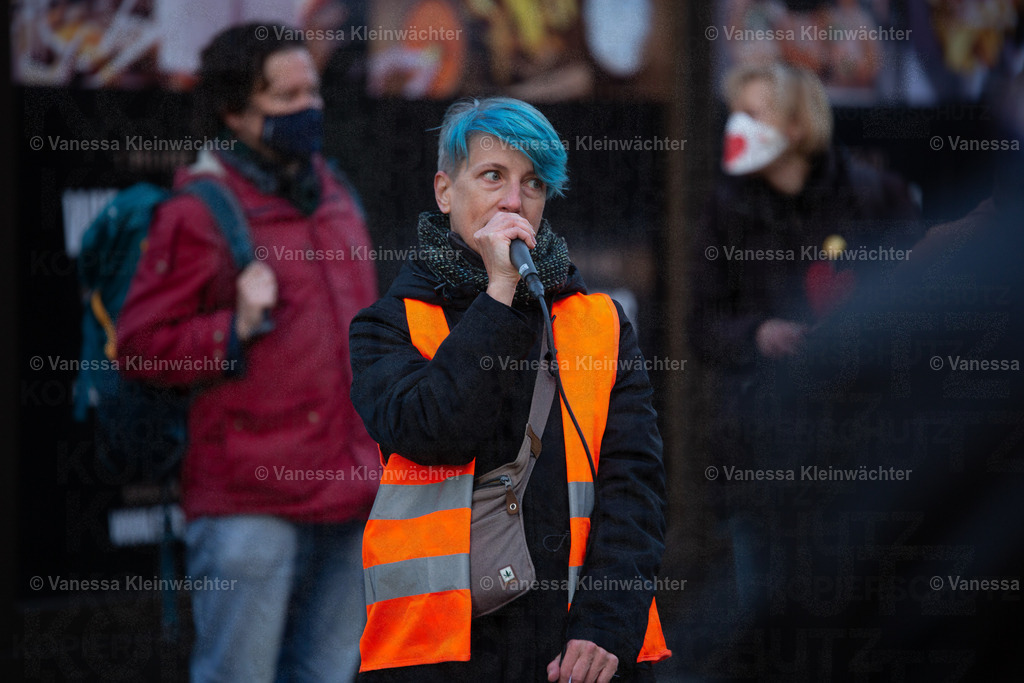 201120 StopHeimstaden MindSpace-18 | Mit Musik und einer "Wall of shame" aus Umzugskartons fordern Mieter*innen der von Heimstaden gekauften Häuser am 20.11.2020 vorm Büro des Schwedischen Immobilien-Investors die Ausübung des städtischen Vorkaufsrechts. - Realisiert mit Pictrs.com