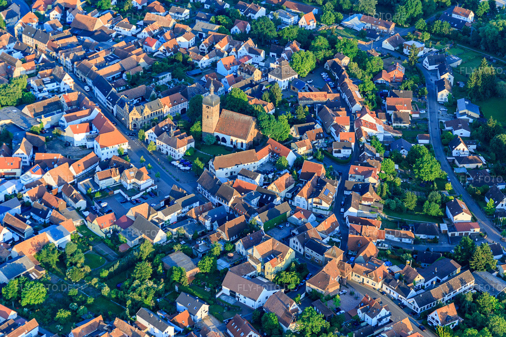 Luftbild: Marktstraße mit Ev. Martinskirche im Ortsteil Billigheim in Billigheim-Ingenheim im Bundesland Rheinland-Pfalz in Deutschland. Foto: IMG_080372.jpg vom 05.06.2015 durch Werner Riehm/FLY-FOTO.de