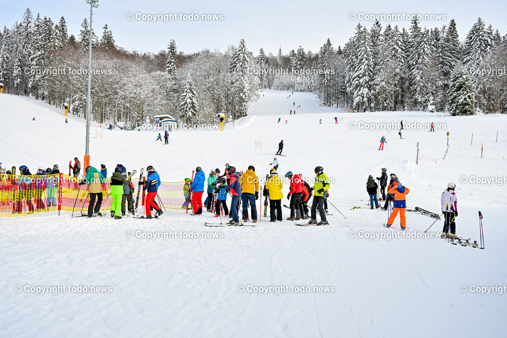 Hochficht_ Skigebiet_ Boehmerwald_ Saisonopening_ 08.12.2023-71 | 08.12.2023, Hochficht, AUT, Skigebiet Hochficht, Boehmerwald, Saisonopening 2023, im Bild Skifahrer, Snowboard, Sportler, Talstation, Piste