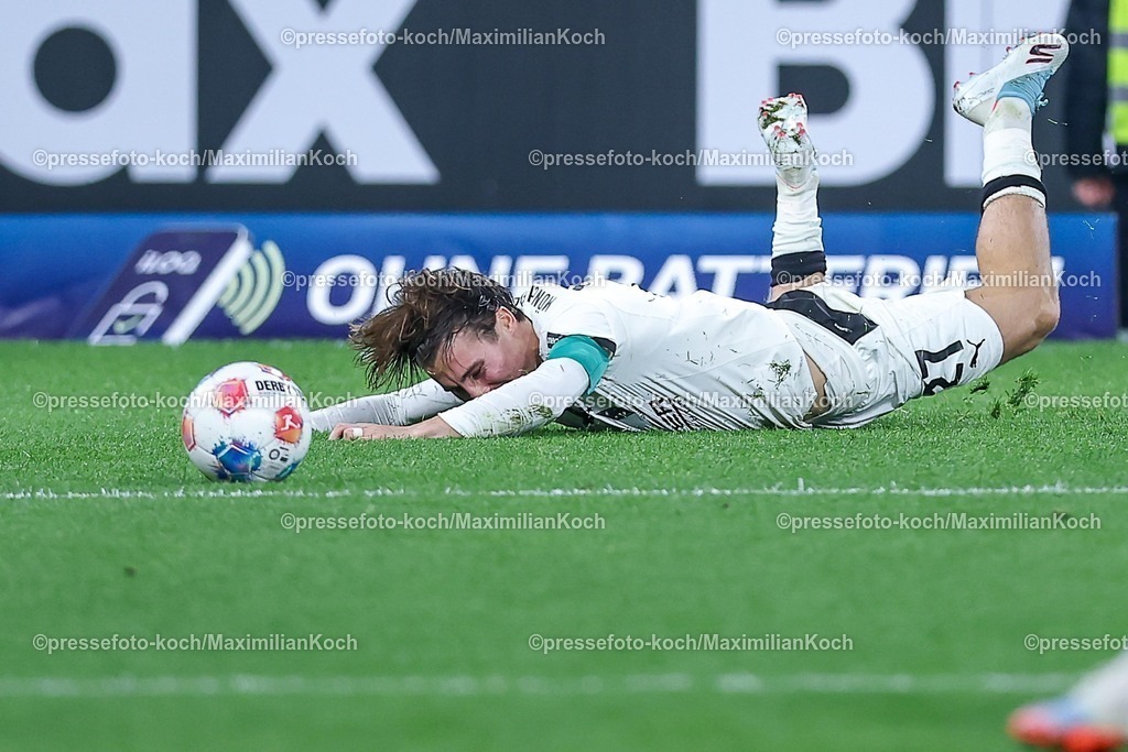 BMG05102501063 | 05.10.2025, Fußball, Borussia Mönchengladbach - SC Freiburg, 1. Fußball Bundesliga, Borussia-Park, Saison 2025 2026: Rocco Reitz&nbsp;(Borussia Mönchengladbach #27) stürzt zu BodenDFB regulations prohibit any use of photographs as image sequences and or quasi-video.