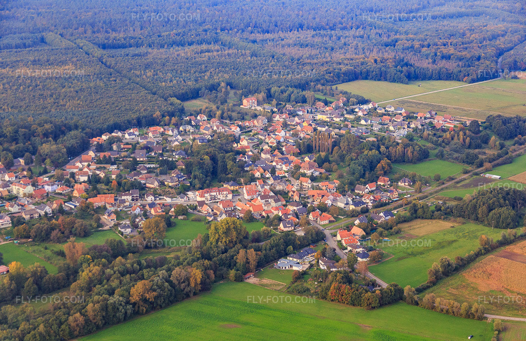 Aerial view: Railway line and Rue de Sessenheim in Schirrhoffen in the state Bas-Rhin, France. – Photo: IMG_074311.jpg taken on 10/04/2014 by Werner Riehm/FLY-FOTO.com – Resolution of the original: 5389 x 3496 px
