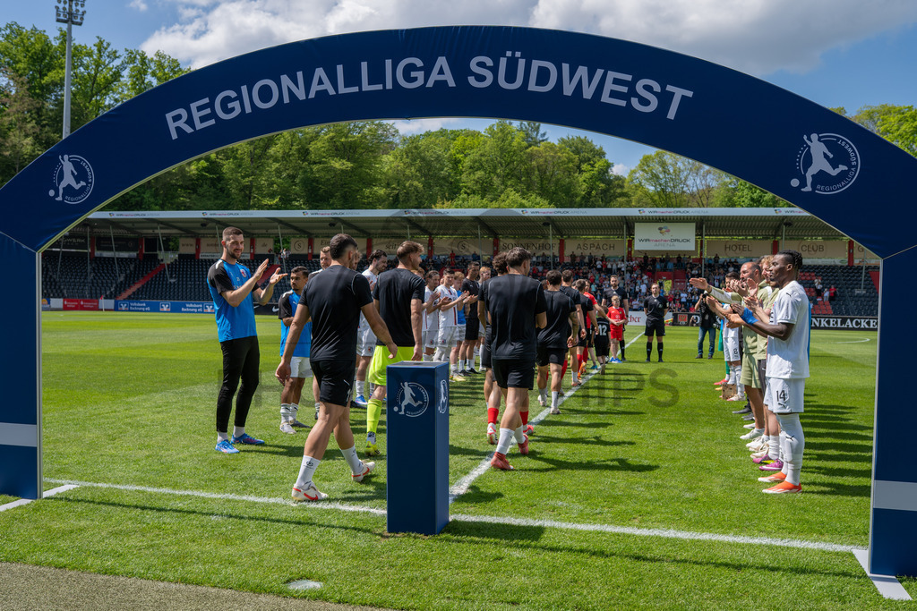 SG Sonnenhof Großaspach vs. SG Barockstadt Fulda-Lehnerz, Fussball, Regionalliga Suedwest, 33. Spieltag, 09.05.2026 | Spieler der SG Barockstadt Fulda-Lehnerz stehen fuer die Meister Spalier,SG Sonnenhof Großaspach vs. SG Barockstadt Fulda-Lehnerz, Fussball, Regionalliga Suedwest, 33. Spieltag, 09.05.2026