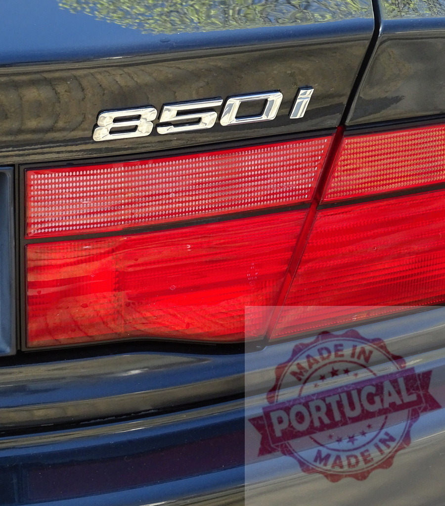 BMW 850i rear emblem and taillight detail | BMW 850i luxury car showing its rear badging and a red taillight - Realisiert mit Pictrs.com