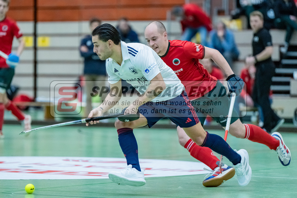 HK_20231217_107554 | 1. Bundesliga Herren Crefelder HC - Düsseldorfer HC  am 17.12.2023 Sporthalle Glockenspitz, Krefeld , Halfmann Laurens ( Düsseldorfer HC #17 ) , Ehling Jonathan ( Crefelder HTC #22 )