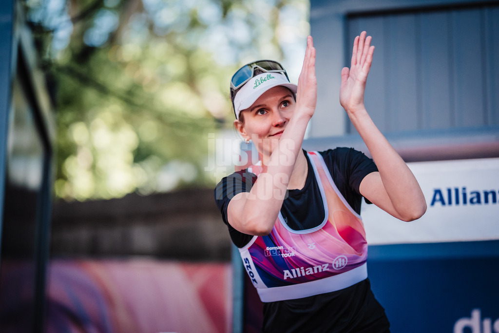 Beachvolleyball | Frauen | Allianz German Beach Tour 2025 | Tourstop Düsseldorf | 16.05.2025 | Sarah Schulz läuft ins Stadion ein