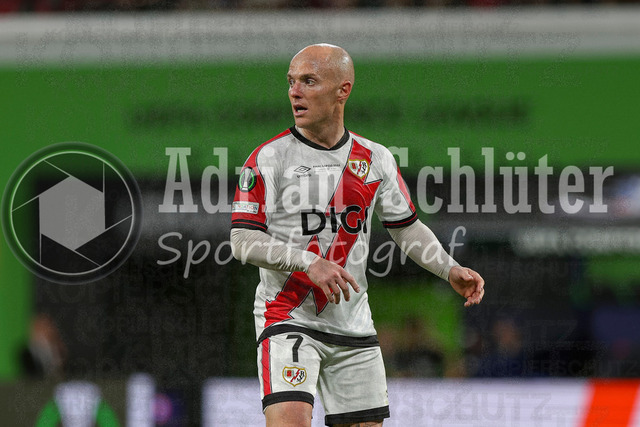 27.05.2026, EUR, Fussball, Herren, Conference League Finale, Saison 2025/2026, Crytsal Palace F.C. - Rayo Vallecano de Madrid | Isi Palazon (Rayo Vallecano, #7) schaut