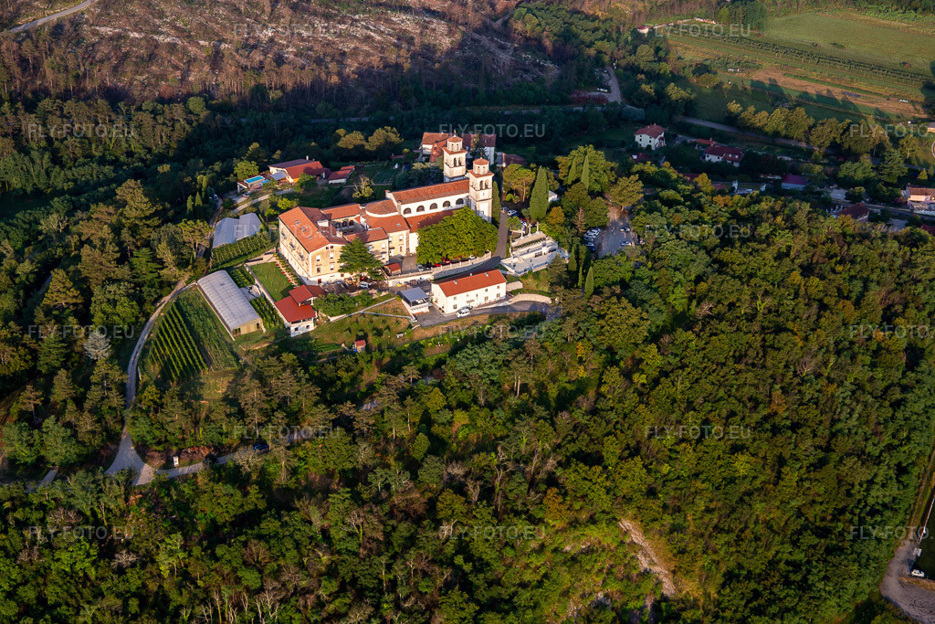 Vue aérienne: Castle / Mirenski grad à le quartier Miren in Miren-Kostanjevica dans le département Slovénie, Slovénie. Photo: IMG_137582.jpg prise le 16/07/2023 par Werner Riehm/FLY-FOTO.eu – Résolution de l'original: 5111 x 3407 px – /sl