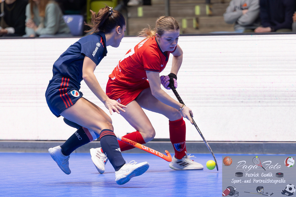 Volvo E.R.B. Final 4 Finale Frauen: Berliner HC - Mannheimer HC, 26.01.2025 | Philine Drumm (Berliner HC #27) &amp; Fiona Felber (Mannheimer HC #6) im Zweikampf um den Ball, Berliner HC - Mannheimer HC, Frankfurt, Süwag Arena, 26.1.2025 - Realisiert mit Pictrs.com