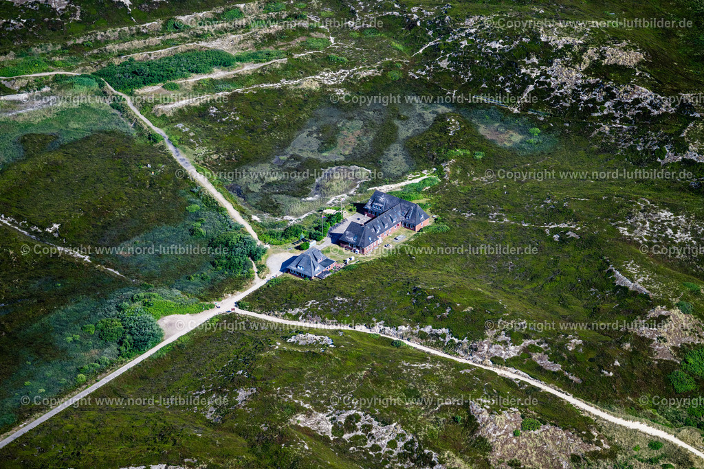 Sylt_Hörnum_Jugendgästehaus_Möwennest_ELS_9323210625 | HöRNUM (SYLT) 21.06.2025 Gebäude Jugendgästehaus" Mövennest " an der Straße Osterende, Odde-Hof in Hörnum (Sylt) Insel Sylt im Bundesland Schleswig-Holstein, Deutschland. Weiterführende Informationen bei: Jugendgästehaus Möwennest. // Building the hostel " Moevennest " on street Osterende, Odde-Hof in Hoernum (Sylt) island Sylt in the state Schleswig-Holstein, Germany. Further information at: Jugendgaestehaus Moewennest. Foto: Martin Elsen