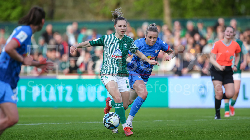 Fussball, Google Pixel Frauen-Bundesliga, SV Werder Bremen - RB Leipzig | v.li.: Michelle Weiß (SV Werder Bremen, 8) und Jenny Hipp (RB Leipzig, 19) im Zweikampf, Duell, Dynamik, Aktion, Action, Spielszene, DIE DFB-RICHTLINIEN UNTERSAGEN JEGLICHE NUTZUNG VON FOTOS ALS SEQUENZBILDER UND/ODER VIDEOÄHNLICHE FOTOSTRECKEN. DFB REGULATIONS PROHIBIT ANY USE OF PHOTOGRAPHS AS IMAGE SEQUENCES AND/OR QUASI-VIDEO.