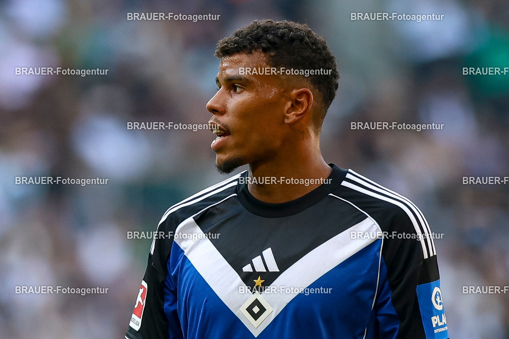 Borussia Mönchengladbach vs Hamburger SV - Bundesliga  | Mönchengladbach, Deutschland, 24.08.25:   Ransford Königsdörffer (Hamburger SV) schaut waehrend des Spiels der Bundesliga zwischen Borussia Mönchengladbach vs Hamburger SV im Stadion im Borussia Park(Foto von Brauer-Fotoagentur / Adrian Schlueter)