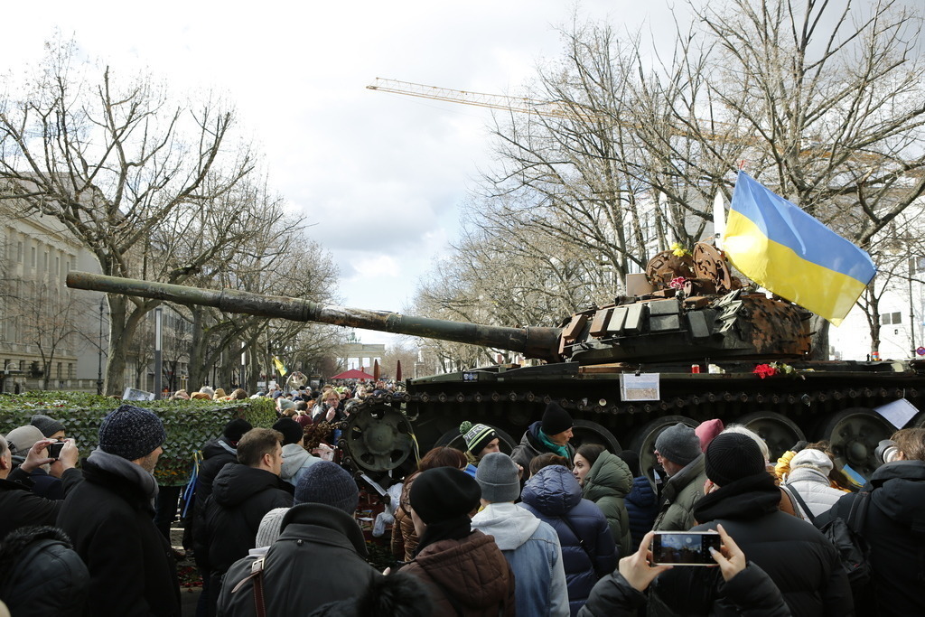 Deutschland: Panzerwrack aus der Ukraine vor der russischen Botschaft in Berlin | Deutschland, Berlin, 26.02.2023. Ein Panzerwrack steht seit dem Jahrestag des russischen Angriffs auf die Ukraine vor der russischen Botschaft in Berlin-Mitte. Der zerstörte Panzer vom Typ T-72 vor dem Gebäude Unter den Linden als Mahnmal gegen den Krieg stehen.