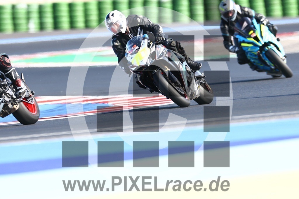 0070-20240928_05482 | Schöne Erinnerungen an spannende Momente - das festzuhalten ist unser Job. PIXELrace.de ist seit 2003 auf den Rennstrecken Europas unterwegs um die Action draußen beim Fahren und die wunderbare Stimmung imm Fahrerlager für euch einzufangen.