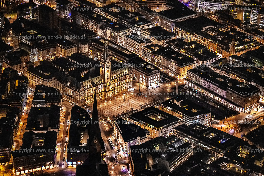 Hamburg_Rathaus_Nachtaufnahme_ELS_6944060325 | HAMBURG 06.03.2025 Nacht- Lichter und Beleuchtung Gebäude des Rathauses der Stadtverwaltung am Marktplatz der Innenstadt in Hamburg, Deutschland. // Night lighting town Hall building of the City Council at the market downtown in Hamburg, Germany. Foto: Martin Elsen