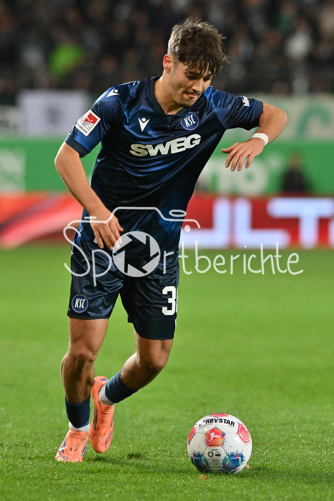 SpVgg Greuther Fürth - Karlsruher SC | FUERTH, GERMANY - OCTOBER 24: with ball Rafael PINTO PEDROSA (Karlsruher SC 36) during the 2. bundesliga match between SpVgg Greuther Fuerth vs. Karlsruher SC on matchday 10 at Sportpark Ronhof Thomas Sommer on October 24, 2025 in Fuerth, Germany / DFL REGULATIONS PROHIBIT ANY USE OF PHOTOGRAPHS AS IMAGE SEQUENCES AND/OR QUASI-VIDEO