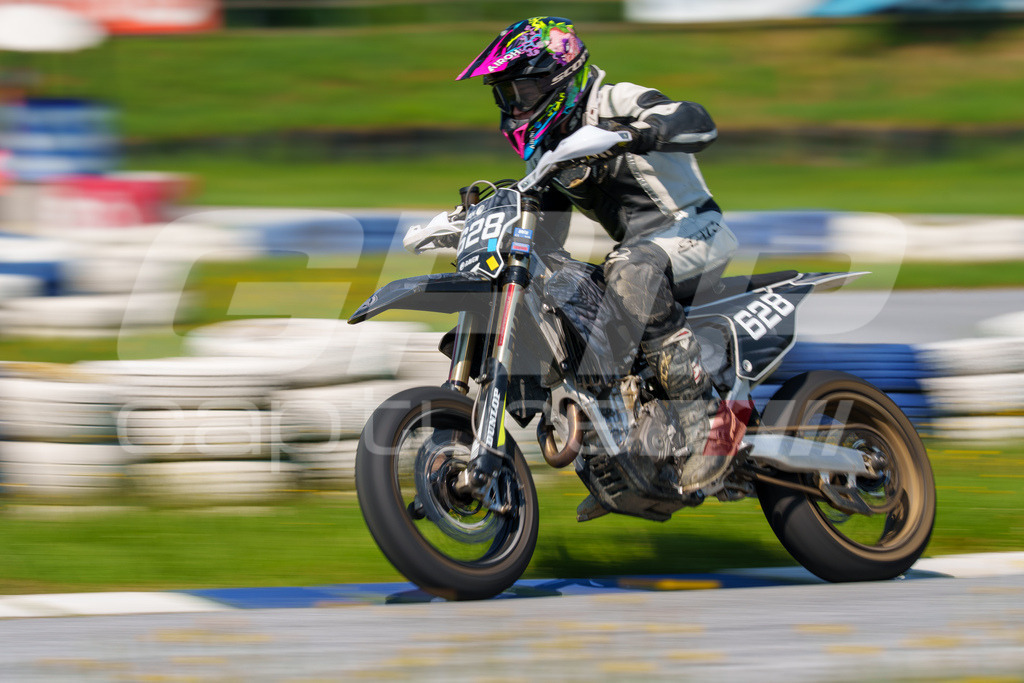 G-Cup + Supermoto Staatsmeisterschaft + Hungarian Supermoto Championship | GRIPcapture steht für authentische Sportfotografie in Österreich – für Momente, die mehr sind als Geschwindigkeit oder Ergebnis. Es geht um Emotion, Spannung, Fokus und den Augenblick, der oft nur einen Wimpernschlag dauert.Ob Motorsport, Teamsport oder 