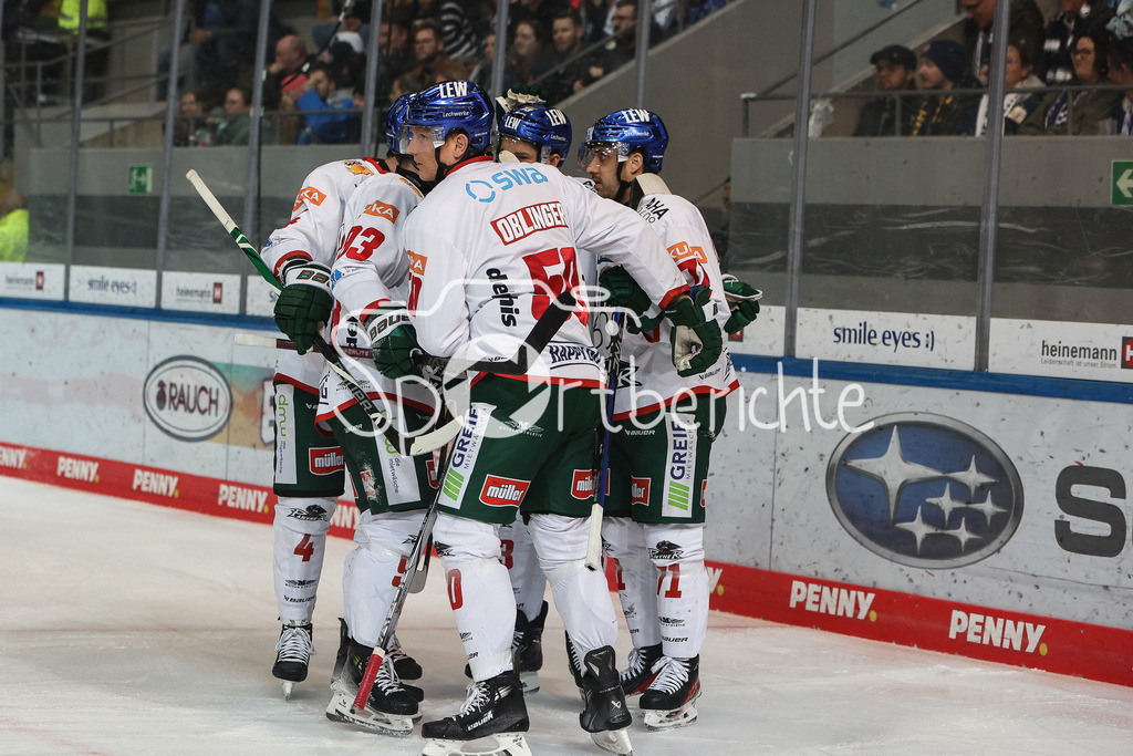 EHC München - Augsburger Panther | Die Gaeste jubeln nach dem Treffer zum 0-1 durch Alexander OBLINGER (AEV #50) / Tor / Freude / Jubel / Torschuezte