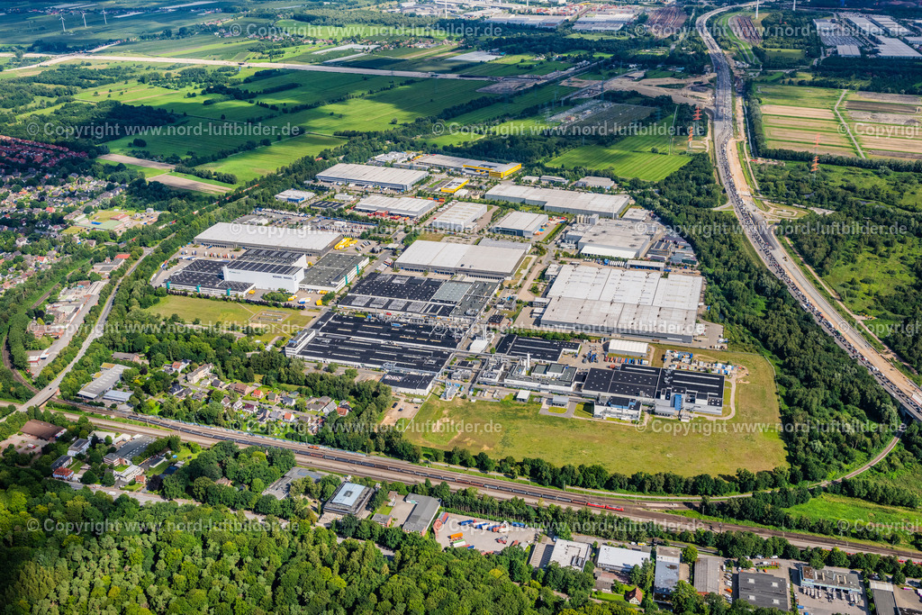 Hamburg_Harburg_Hausbruch_Gewerbegebiet_ELS_1580050823 | HAMBURG 21.08.2023 Gebäude und Produktionshallen auf dem Werksgelände im Ortsteil Hausbruch in Hamburg, Deutschland. Weiterführende Informationen bei: Kühne + Nagel (AG & Co.) KG,  tesa SE. // Building and production halls on the premises in the district Hausbruch in Hamburg, Germany. Further information at: Kuehne + Nagel (AG & Co.) KG,  tesa SE. Foto: Martin Elsen