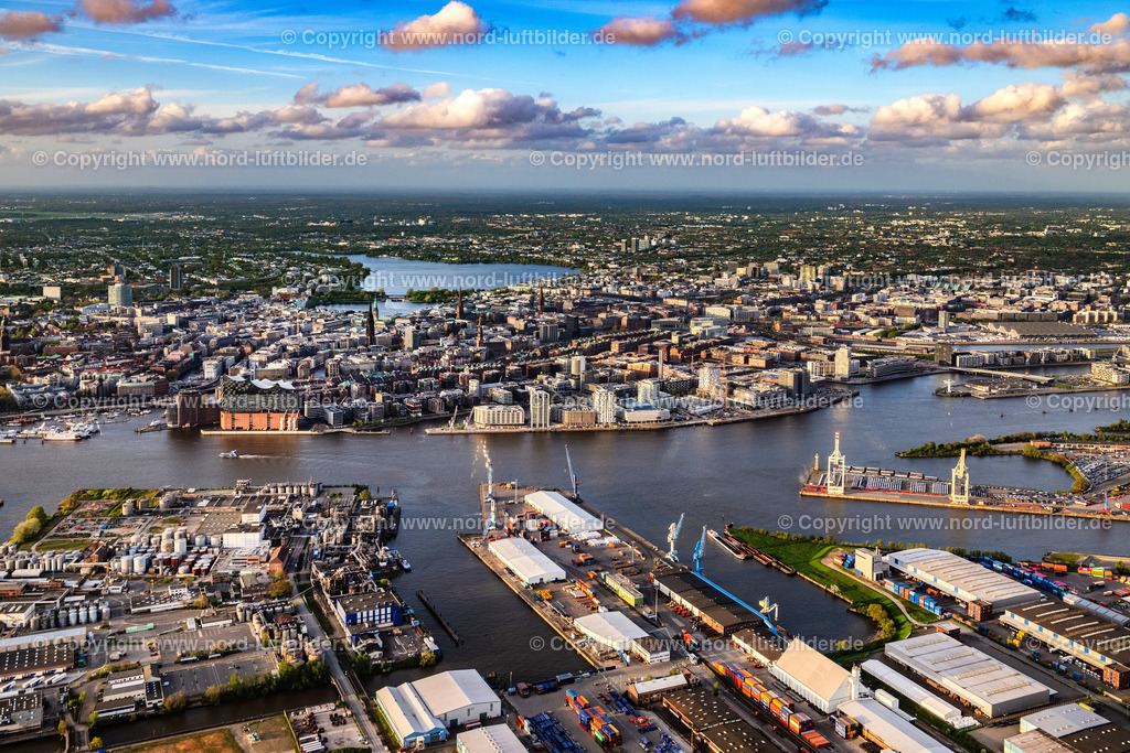Hamburg_Panorama_Elbphilharmonie_ELS_1755140424 | HAMBURG 14.04.2024 Elbphilharmonie am Ufer der Elbe in Hamburg. Das Konzerthaus- Gebäude im Stadtteil Hamburg-HafenCity befindet sich am Ufer der Elbe der Hansestadt. Weiterführende Informationen bei: HamburgMusik gGmbH - Elbphilharmonie und Laeiszhalle Betriebsgesellschaft,  ReGe Hamburg Projekt-Realisierungsgesellschaft mbH. // The Elbe Philharmonic Hall on the river bank of the Elbe in Hamburg. Further information at: HamburgMusik gGmbH - Elbphilharmonie und Laeiszhalle Betriebsgesellschaft,  ReGe Hamburg Projekt-Realisierungsgesellschaft mbH. Foto: Martin Elsen