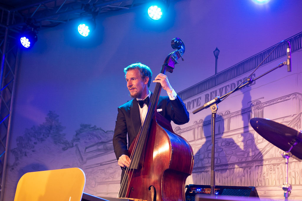 Tom Gaebel & His Trio | Tom Gaebel & His Trio im Forte Belvedere Leisnig zum Festival Hallo Leisnig 2022. - Realisiert mit Pictrs.com