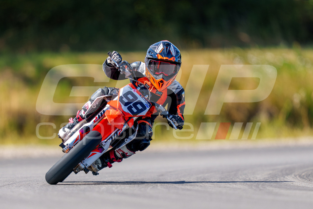 SuperMoto_Staatsmeisterschaft_Fuglau-natural-444 | GRIPcapture steht für authentische Sportfotografie in Österreich – für Momente, die mehr sind als Geschwindigkeit oder Ergebnis. Es geht um Emotion, Spannung, Fokus und den Augenblick, der oft nur einen Wimpernschlag dauert.Ob Motorsport, Teamsport oder 