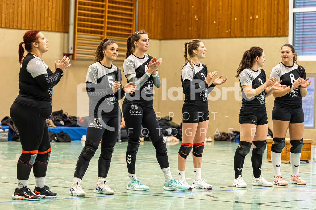 Heide Volleys Erste Frauen - Team klatscht sich vor dem Satzbeginn ein - vs SG Aligse 131225 dlP | immodelaporte-sportfotos - Realisiert mit Pictrs.com