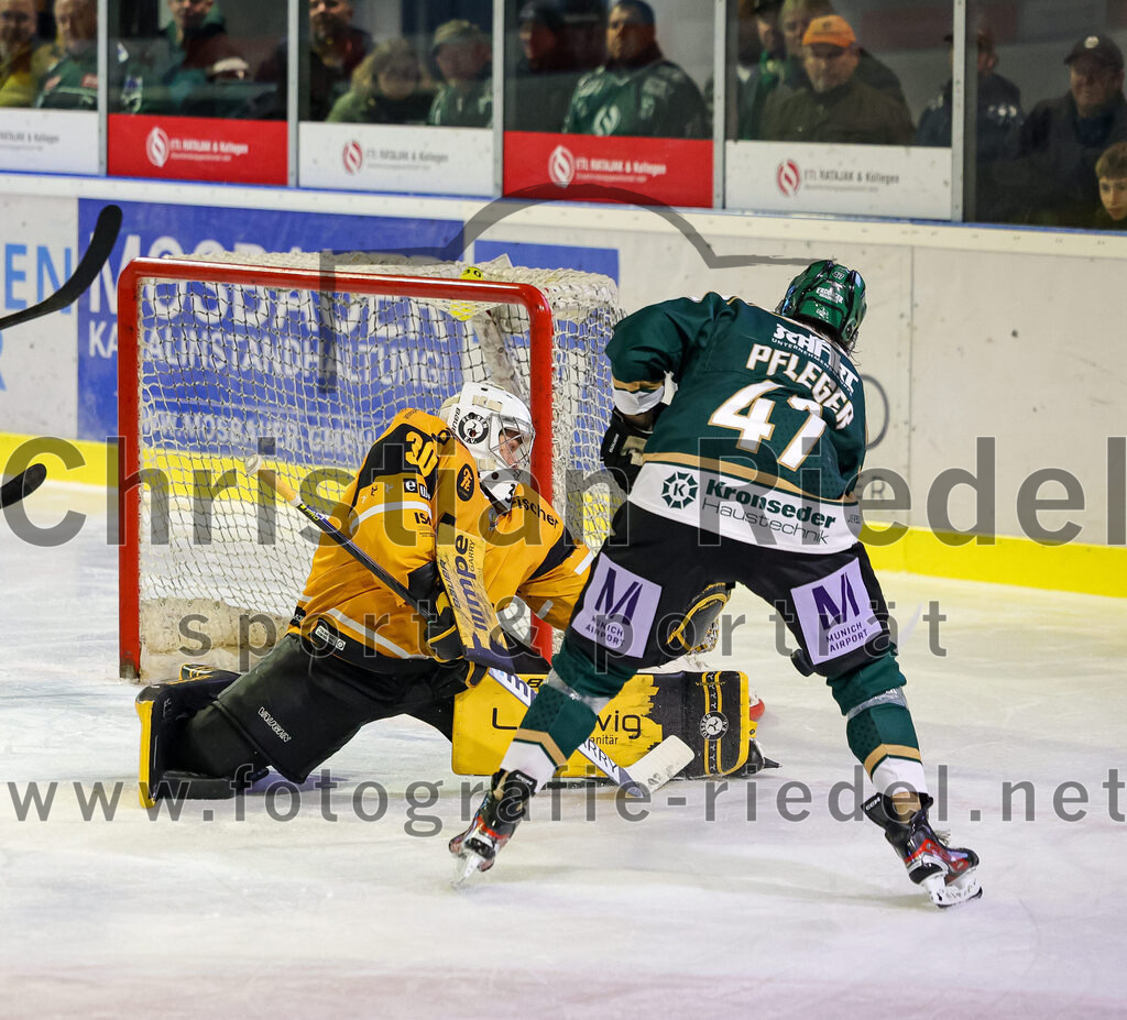 2025-11-02_084_TSV_Erding_gegen_EV_Fuessen | Erding, Deutschland, 02.11.2025:Eishockey, Oberliga Süd 2025 / 2026, 15. Spieltag, TSV Erding gegen EV Füssen, Endergebnis: 2:6Torwart Timotej Pancur (EV Füssen, #30), Marco Pfleger (Erding Gladiators, #47)Foto: Christian Riedel / fotografie-riedel.net