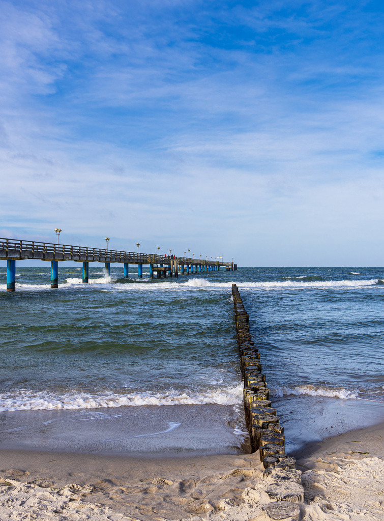 Buhne und Seebrücke an der Küste der Ostsee bei Graal Müritz | Buhne und Seebrücke an der Küste der Ostsee bei Graal Müritz.