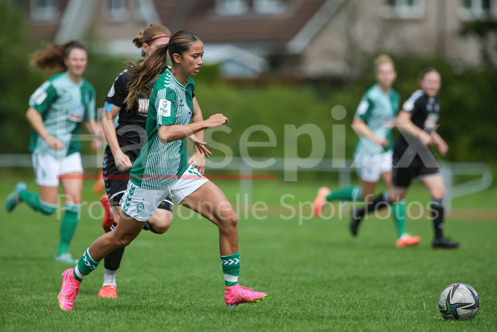 Fussball, Testspiel Frauen, SV Henstedt-Ulzburg - SV Werder Bremen | v.li.: Amira Dahl (SV Werder Bremen, 17) am Ball, Einzelbild, Ganzkörper, Aktion, Action, Spielszene