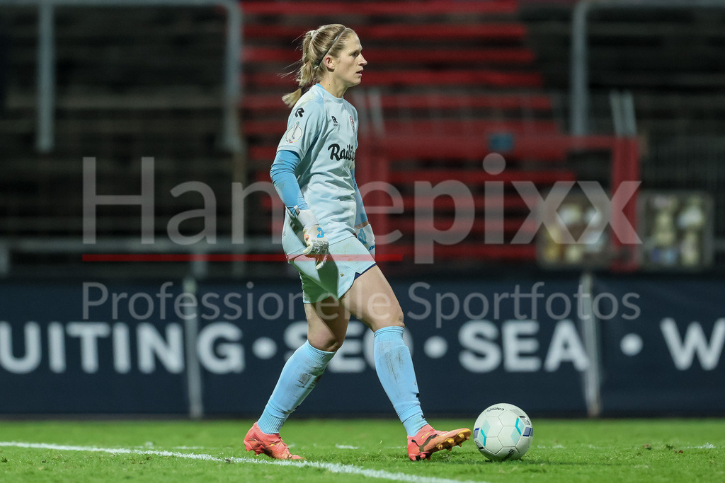 Fussball, DFB-Pokal Frauen, SC Fortuna Köln - SV Werder Bremen | v.li.: Hanna de Haan (Torhüterin, Torwart, SC Fortuna Köln, 1) am Ball, Freisteller, Einzelbild, Ganzkörper, Aktion, Action, Spielszene, DIE DFB-RICHTLINIEN UNTERSAGEN JEGLICHE NUTZUNG VON FOTOS ALS SEQUENZBILDER UND/ODER VIDEOÄHNLICHE FOTOSTRECKEN. DFB REGULATIONS PROHIBIT ANY USE OF PHOTOGRAPHS AS IMAGE SEQUENCES AND/OR QUASI-VIDEO.