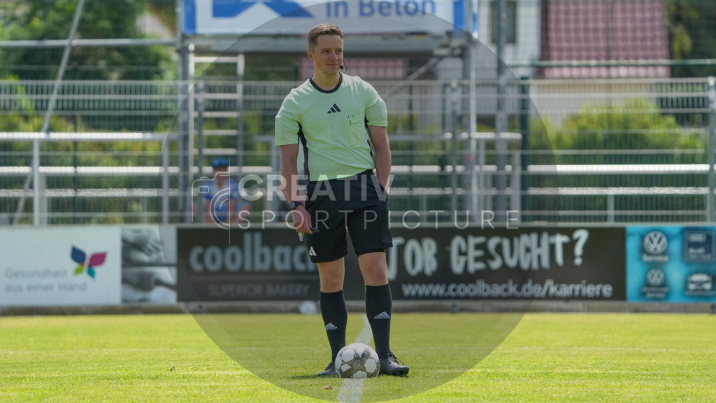 Fußball, Herren, Saison 2025/2026, 3. Luckenwalder Turmpokal, Werner-Seelenbinder-Stadion Luckenwalde, Spiel: FSV 63 Luckenwalde vs. F.C. Hansa Rostock U19,  | Fußball, Herren, Saison 2025/2026, 3. Luckenwalder Turmpokal, Werner-Seelenbinder-Stadion Luckenwalde, Spiel: FSV 63 Luckenwalde vs. F.C. Hansa Rostock U19,  Im Bild: Schiedsrichter Hannes Wilke - Realisiert mit Pictrs.com