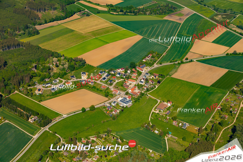 Das Luftbild zeigt : Holzhausen Gablingen - Die Luftaufnahme wurde 2024 vom UL-Flugzeug aus erstellt ( keine Drohne ) - Hochauflösende Luftaufnahme - Für grossformatige Ausdrucke geeignet. Die Geschenkidee !Mit Lizenz und Bildrechte bestellbar