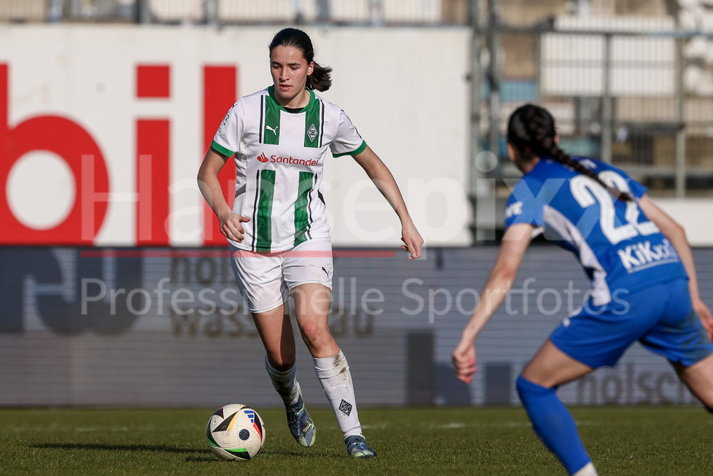 Fussball, 2. Frauen-Bundesliga, SV Meppen - Borussia Mönchengladbach | v.li.: Maresa Arici (Borussia Mönchengladbach, 26) am Ball, Einzelbild, Ganzkörper, Aktion, Action, Spielszene, DIE DFB-RICHTLINIEN UNTERSAGEN JEGLICHE NUTZUNG VON FOTOS ALS SEQUENZBILDER UND/ODER VIDEOÄHNLICHE FOTOSTRECKEN. DFB REGULATIONS PROHIBIT ANY USE OF PHOTOGRAPHS AS IMAGE SEQUENCES AND/OR QUASI-VIDEO.