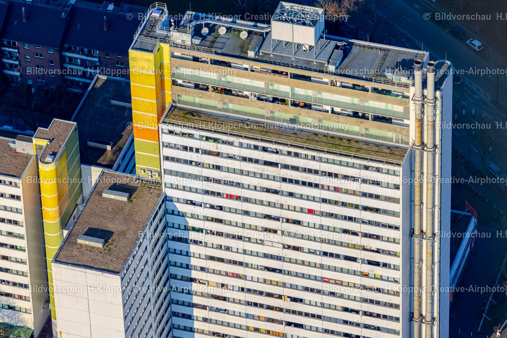 Luftbilder Krefeld-7346 | Luftbildfotografie Hochhaus- Gebäude "Bleichpfadhochhaus" im Wohngebiet an der Straße "Bleichpfad - Realisiert mit Pictrs.com