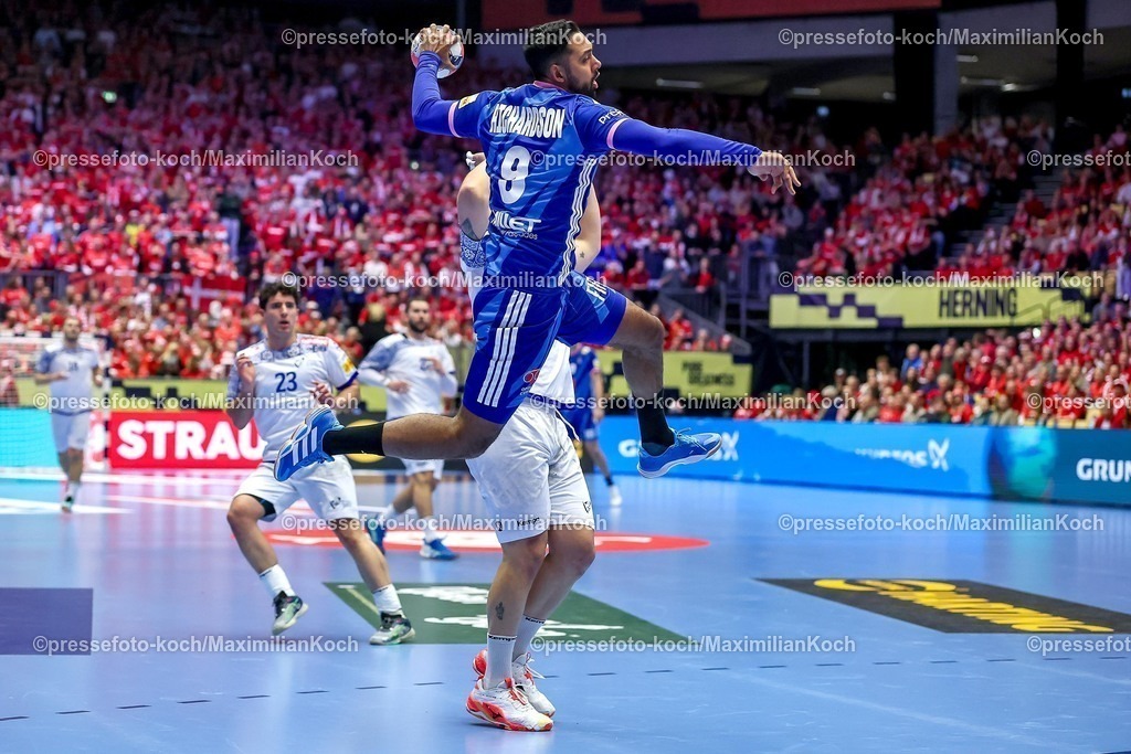 EHF24012601029 | 24.01.2026, Handball, Men's EHF EURO 2026, Frankreich - Portugal, Jyske Bank Boxen in Herning, Dänemark, Main Round:  Melvyn Richardson (France #09) wirft auf das Tor
