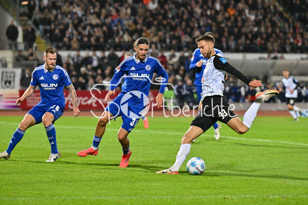 SSV Ulm 1846 Fussball - FC Schalke 04 | der Torschuss von Felix HIGL (SSV Ulm #33) kann in letzter Sekunde von Taylan BULUT (FC Schalke #31) geblockt werden / 2. Bundesliga: SSV Ulm 1846 Fussball - FC Schalke 04, Donaustadion am 01.11.2024
