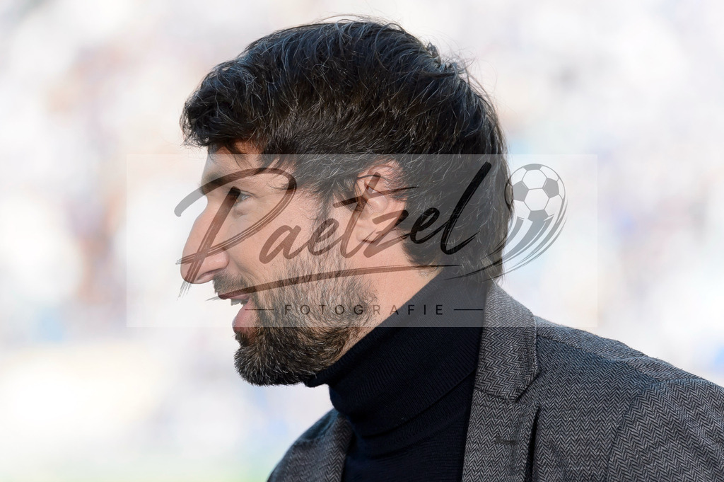 FCMFCK20210904_083 | Fussball, Herren: Sportschau-Experte Thomas Broich schaut beim Spiel der 3. Liga zwischen 1. FC Magdeburg und 1. FC Kaiserslautern in der MDCC-Arena am 04.09.2021 in Magdeburg, Deutschland.DFB / DFL REGULATIONS PROHIBIT ANY USE OF PHOTOGRAPHS AS IMAGE SEQUENCES AND/OR QUASI-VIDEO. - Realisiert mit Pictrs.com