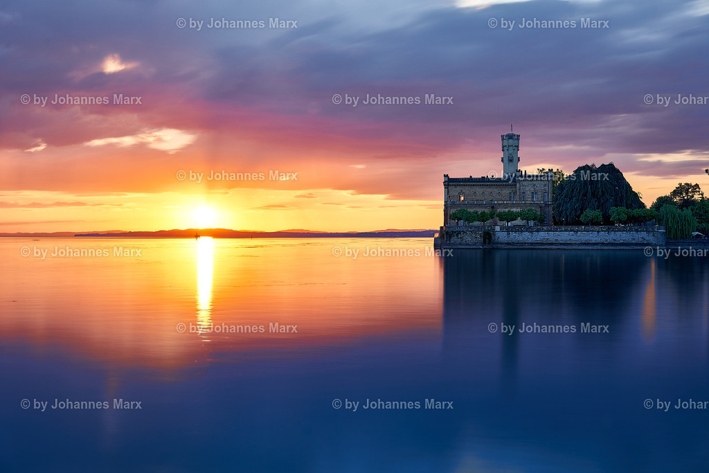 Wenn die Sonne am Schloss Monfort im Bodensee versinkt | Professionelle Landschaftsfotografie, Inneneinrichtung, Kunst für Ihre Wohnung, Kanzlei, Praxis oder als Geschenk. Aussuchen und einfach liefern lassen. Raumgestaltungsberatung auf Anfrage. - Realisiert mit Pictrs.com