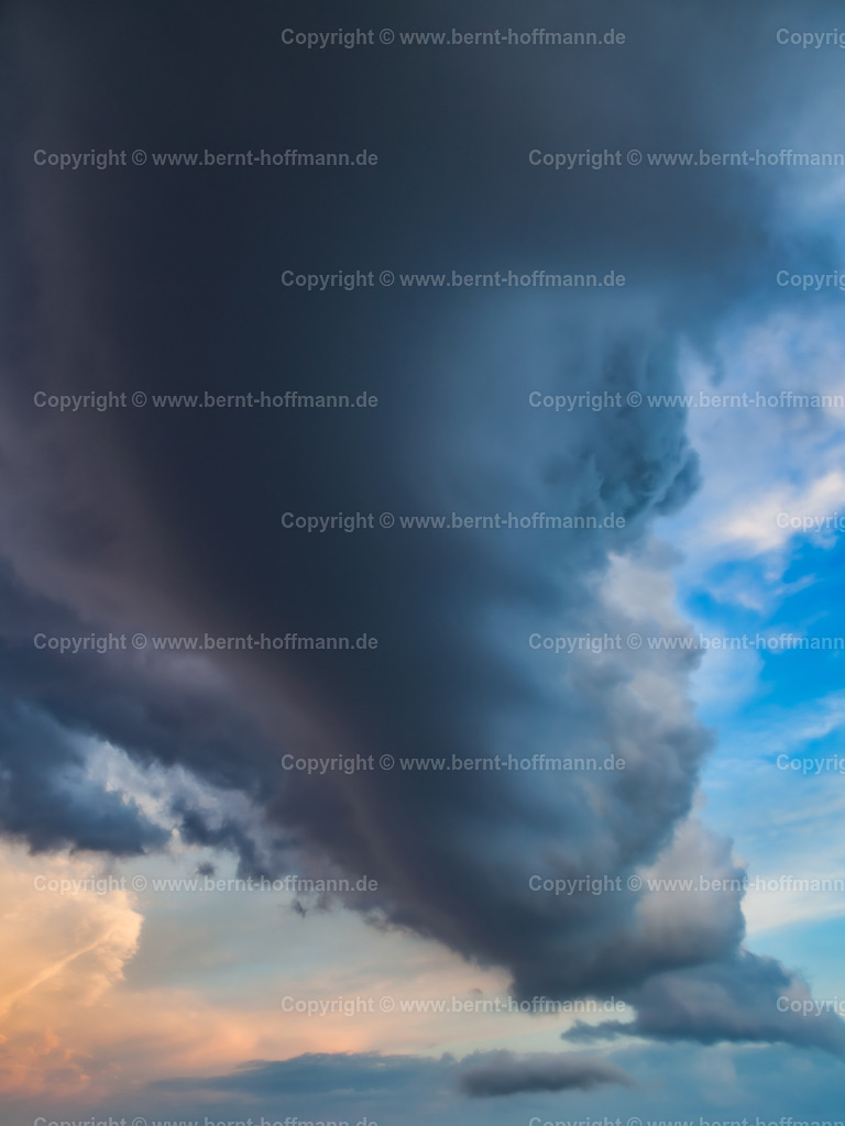 PHF_3871_unter_Gewitterwolke_80x60 | FOTOGRAFIE. Himmlische Farben - Gewitterhimmel am Abend.  - Realisiert mit Pictrs.com