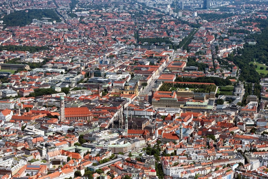 dr__0048499.jpg | MüNCHEN 19.07.2024 Altstadtbereich und Innenstadtzentrum im Ortsteil Altstadt in München im Bundesland Bayern, Deutschland. Weiterführende Informationen bei: Landeshauptstadt München. // Old Town area and city center in the district Altstadt in Munich in the state Bavaria, Germany. Further information at: Landeshauptstadt Muenchen. Foto: Daniel Reiter