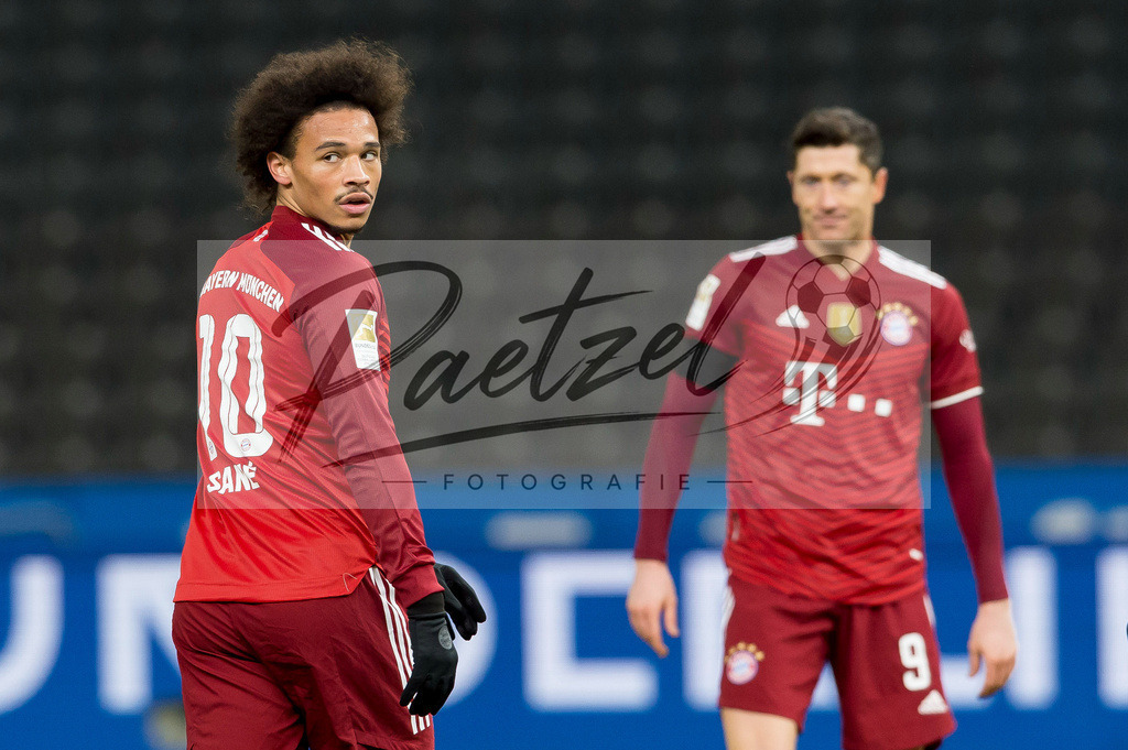 BSCFCB20220123_058 | Fussball, Herren: Leroy Sane (FC Bayern Muenchen) schaut bei dem Spiel der 1. Bundesliga zwischen Hertha BSC und FC Bayern Muenchen im Olypiastadion am 23.01.2022 in Berlin, Deutschland.DFB / DFL REGULATIONS PROHIBIT ANY USE OF PHOTOGRAPHS AS IMAGE SEQUENCES AND/OR QUASI-VIDEO. - Realisiert mit Pictrs.com