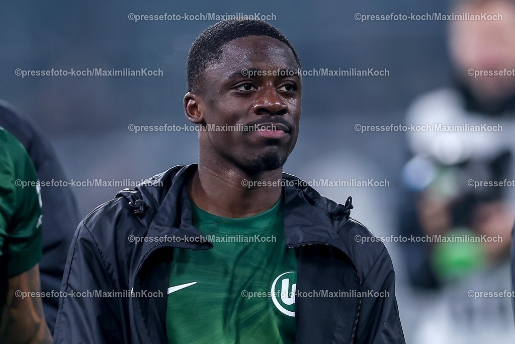 BMG13122502225 | 13.12.2025, Fußball, Borussia Mönchengladbach - VfL Wolfsburg, 1. Fußball Bundesliga, 14.Spieltag, Borussia-Park, Saison 2025 2026: Sael Kumbedi&nbsp;(VfL Wolfsburg #26)   DFB regulations prohibit any use of photographs as image sequences and or quasi-video.