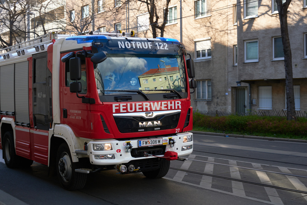 Feuerwehrwagen im Einsatz auf der Strasse | Wien, Austria - April 10, 2022: Feuerwehrwagen im Einsatz auf der Strasse. - Realisiert mit Pictrs.com