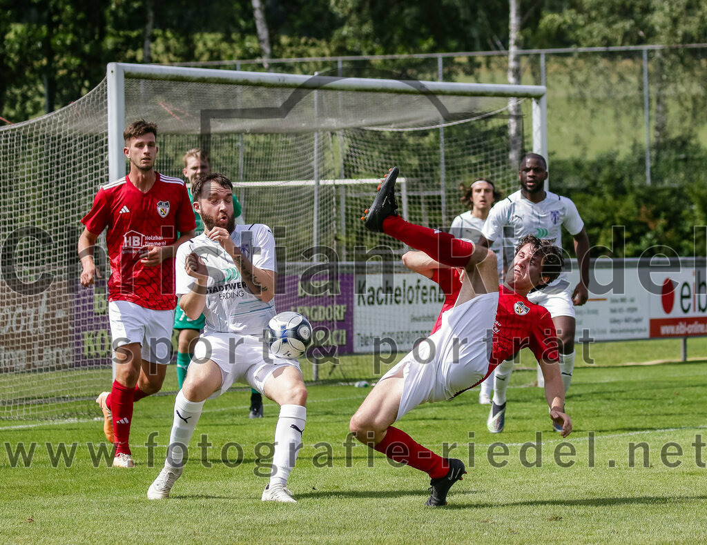 2023-07-30_065_FC_Lengdorf_gegen_SpVgg_Altenerding | Lengdorf, Deutschland, 30.07.2023:
Fußball, Kreisliga 2023 / 2024, 1. Spieltag, FC Lengdorf gegen SpVgg Altenerding, Endergebnis: 1:1

Florian Thieme (FC Lengdorf, #5), Michael Gartner (SpVgg Altenerding, #18), Fabian Herbst (FC Lengdorf, #2)

Foto: Christian Riedel / fotografie-riedel.net