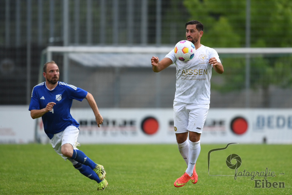 1. FC Nordenham-SV GOTANO | Kreispokal Finale Jade-Weser-Hunte 1. Mannschaften; 1.FC Nordenham (weiß)-SV GOTANO (blau) am 15.06.2025 in Rastede (Sportanlage Köttersweg), Photo: Philip Eiben 2025 - Realisiert mit Pictrs.com