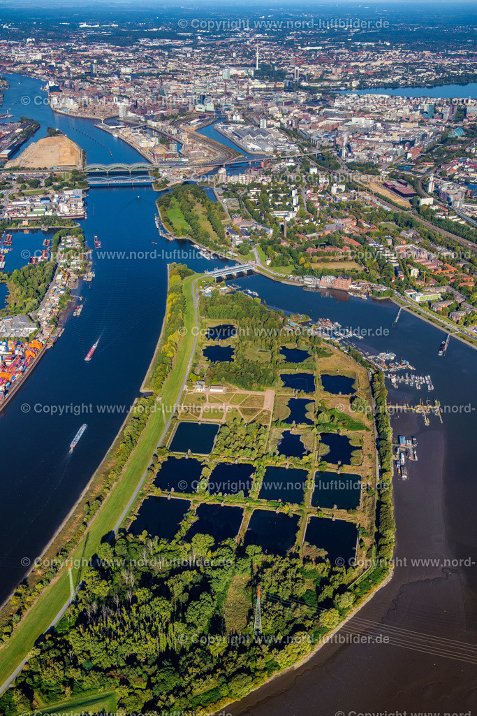 Hamburg_Kaltehofe_Elbinsel_ELS_3740220922 | HAMBURG 22.09.2022 Industrie- Denkmal der stillgelegten technischen Anlagen und Produktionshallen des Geländes der "Wasserkunst Elbinsel Kaltehofe" an derk Billwerder Bucht an der Straße Kaltehofe-Hauptdeich in Hamburg, Deutschland. Weiterführende Informationen bei: HPA Hamburg Port Authority,  Stiftung Wasserkunst Elbinsel Kaltehofe. // Industrial monument of the technical plants and production halls of the premises of "Wasserkunst Elbinsel Kaltehofe" at the barrage Billwerder Bucht on street Kaltehofe-Hauptdeich in Hamburg, Germany. Further information at: HPA Hamburg Port Authority,  Stiftung Wasserkunst Elbinsel Kaltehofe. Foto: Martin Elsen