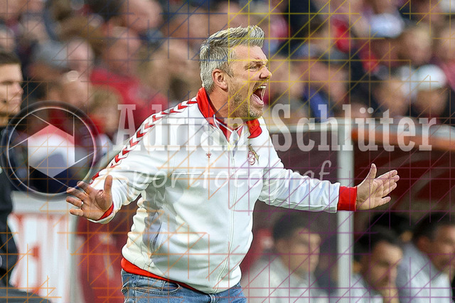 1. FC Köln vs Hamburger SV - 1. Bundesliga  | Köln, Deutschland, 02.11.25:   Trainer Lukas Kwasniok  gestikuliert, Gestik waehrend des Spiels der Bundesliga zwischen  1. FC Köln vs Hamburger SV in der RheinEnergieStadion(Foto von Brauer-Fotoagentur / Adrian Schlueter)