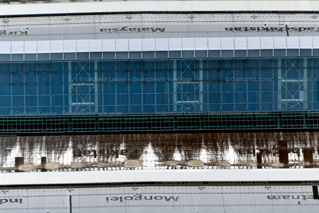 4030810 | HANNOVER 02.06.2020 Fassaden- und Dachkonstruktion der Messehalle 26 an der Straße 5. Allee an der Straße 5. Allee im Ortsteil Mittelfeld in Hannover im Bundesland Niedersachsen, Deutschland. Weiterführende Informationen bei: Deutsche Messe,  THOMAS HERZOG ARCHITEKTEN und Partner mbB,  sbp gmbh - schlaich bergermann und partner. // Facade and roof construction of the exhibition hall 26 on the street 5. Allee on the street 5. Allee in the district Mittelfeld in Hanover in the state Lower Saxony, Germany. Further information at: Deutsche Messe,  THOMAS HERZOG ARCHITEKTEN und Partner mbB,  sbp gmbh - schlaich bergermann und partner. Foto: Gerhard Launer