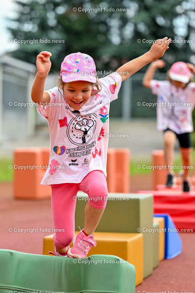 Kindergarten Olympiade 2024_ Stadion Traun_ 07.06.2024-100 | 07.06.2024, Stadion der Stadt Traun, AUT, Kindergarten Olympiade 2024, im Bild Kinder, Hindernis, Fussball, Laufen, Action