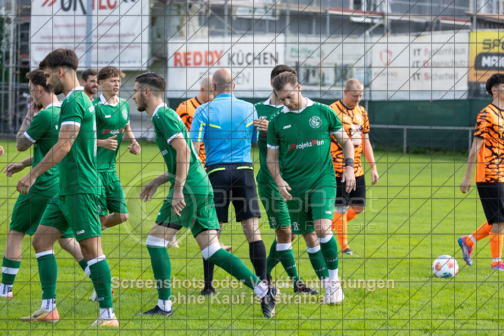 20250824_150024_0121 | #,KSG Eislingen (grün) vs. SGM Jebenhausen-Bezgenriet (orange), Fussball, Kreisliga A3 - Bezirk Neckar/Fils, 01. Spieltag, Saison 2025/2026, Rasensportplatz, Albstraße 69, 73054 Eislingen, 24.08.2025 - 15:00 Uhr,Foto: PhotoPeet-Sportfotografie/Peter Harich
